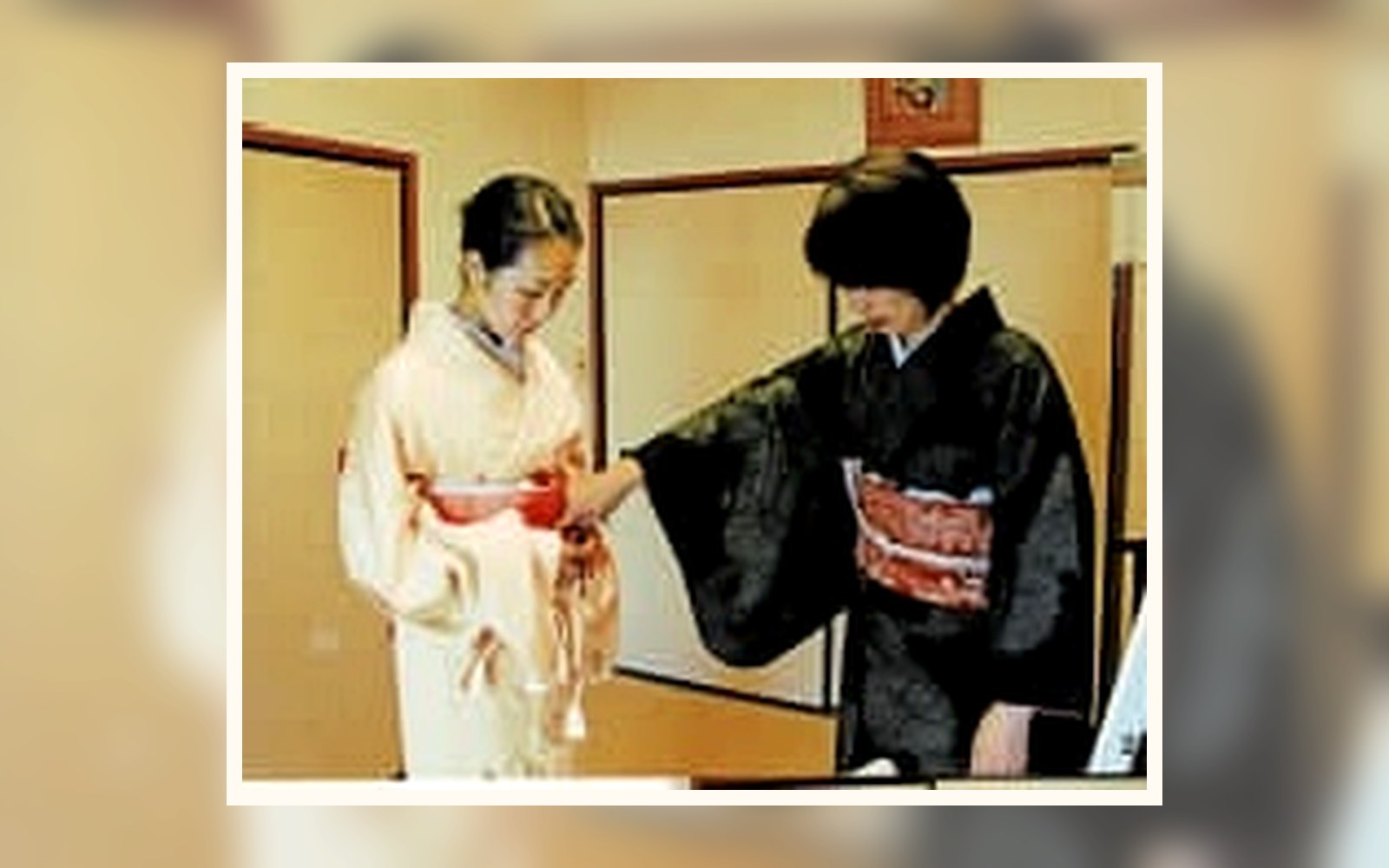 関戸朋子さんが着物の帯まわりを確認しているレッスン風景
