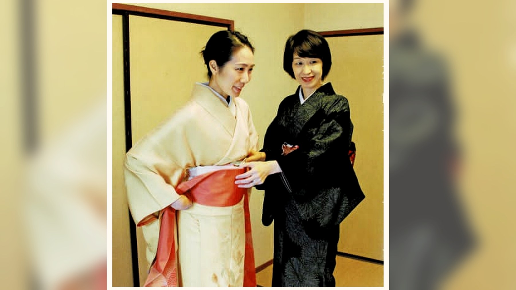 関戸朋子さんが骨格に合わせて着物姿を整えるマンツーマンレッスンの様子