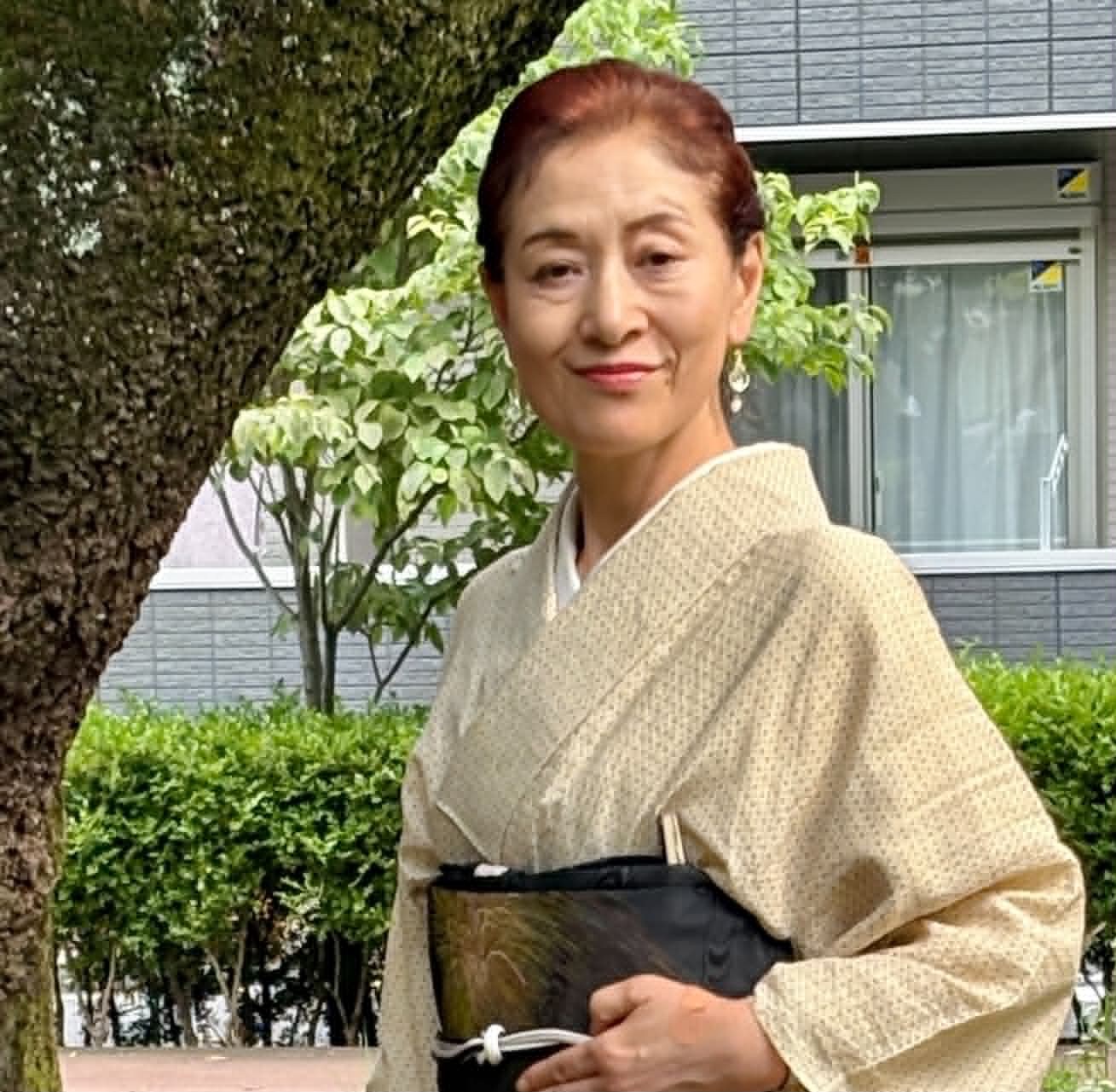 着物姿で微笑む松成恵子さん