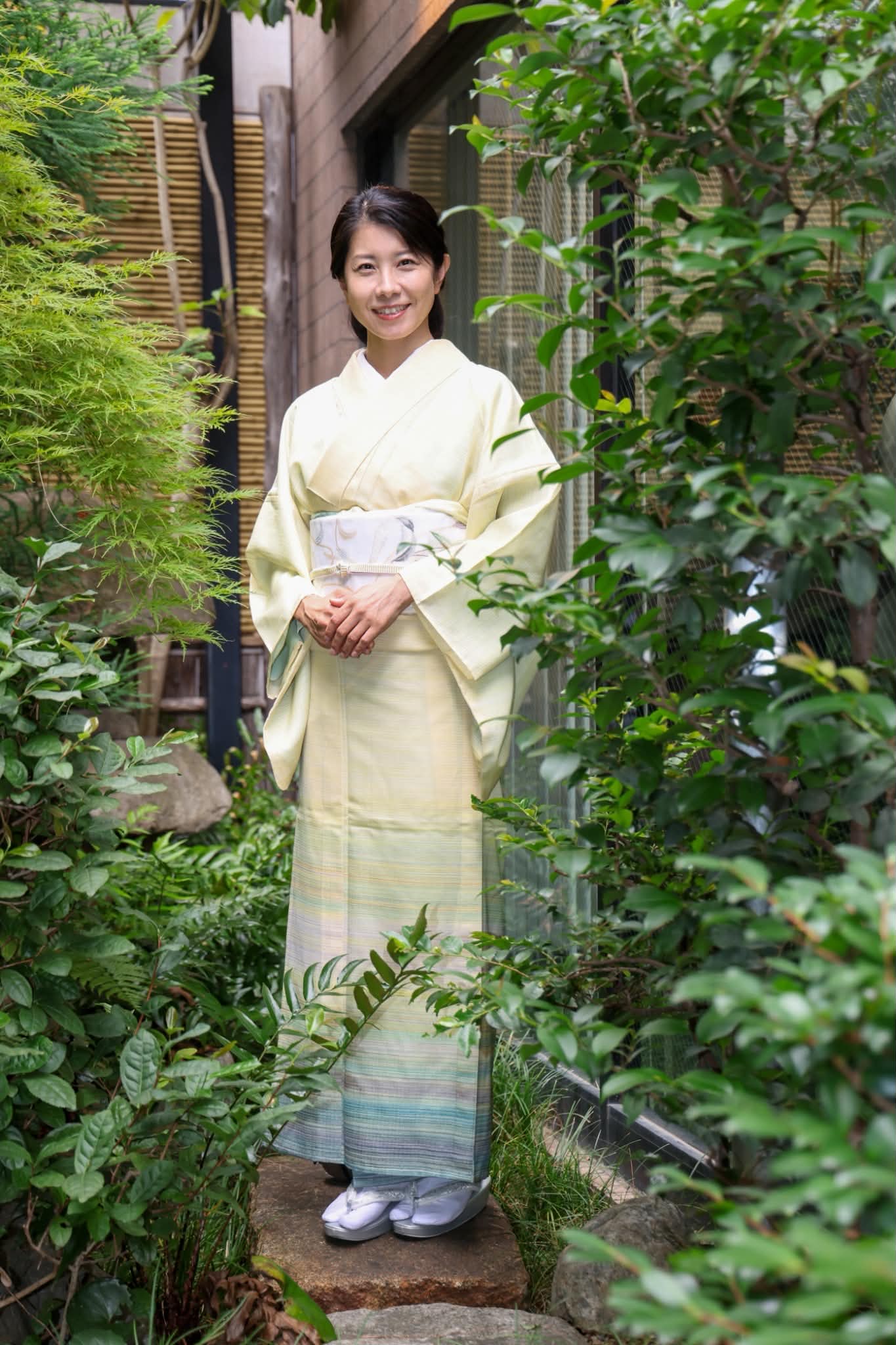 淡い黄色の着物と白い帯を合わせた田原香織さんの全身の着姿