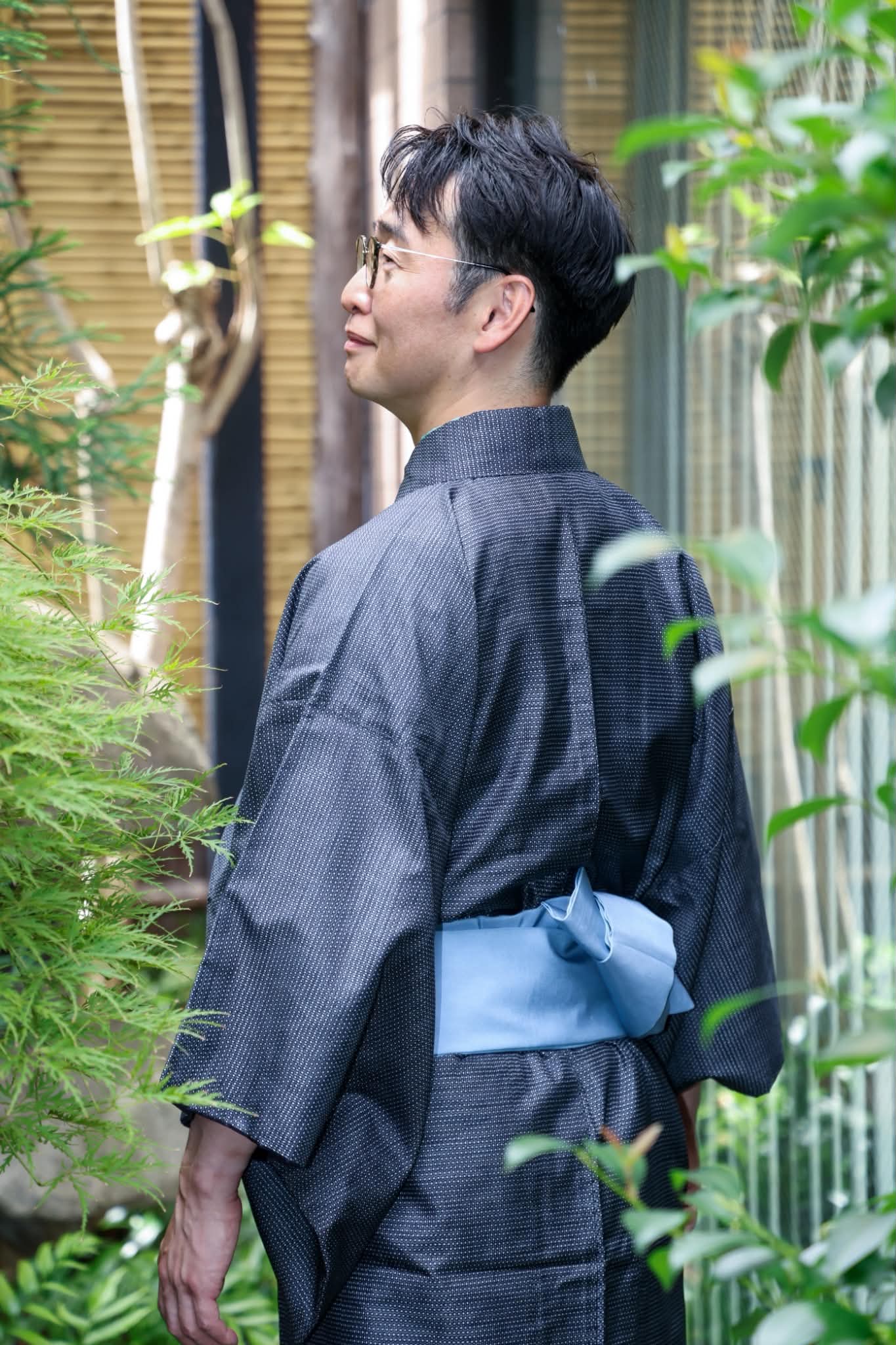三田村利さんの着物の後ろ姿。淡い青色の帯結びが見える写真。